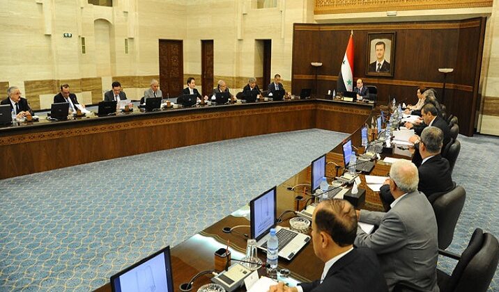 حكومة النظام تستثني عدة مهن من قرارات الحظر والإغلاق