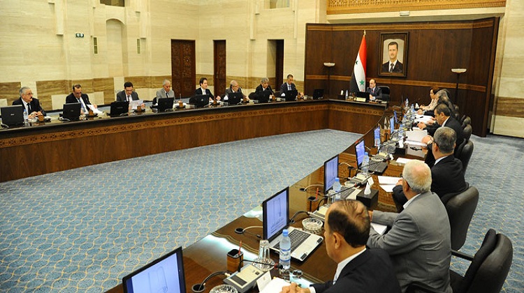 حكومة النظام تستثني عدة مهن من قرارات الحظر والإغلاق