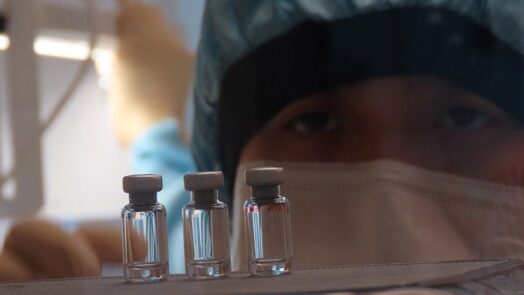 كورونا.. شركة طبية تُعلن موعد نتائج اللقاح المُطوّر في جامعة أكسفورد