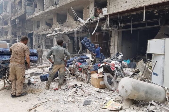 حتى المصاحف لم تسلم منهم.. استمرار عمليات التعفيش في مخيم اليرموك جنوبي دمشق