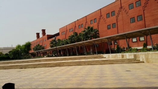 ارتداء الكمامة واجب في كلية الهمك بعد مخاوف من انتشار كورونا في السكن الجامعي