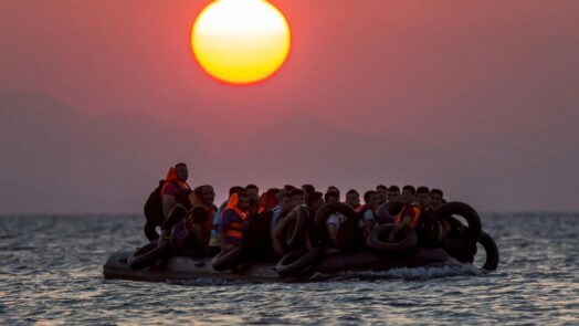 اليونان تجبر 83 طالب لجوء على العودة إلى المياه التركية