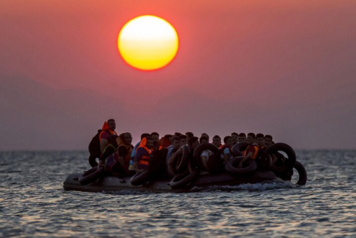 اليونان تجبر 83 طالب لجوء على العودة إلى المياه التركية