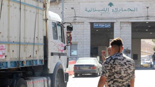عبور أولى دفعات السوريين العالقين في لبنان إلى سوريا عبر مركز المصنع