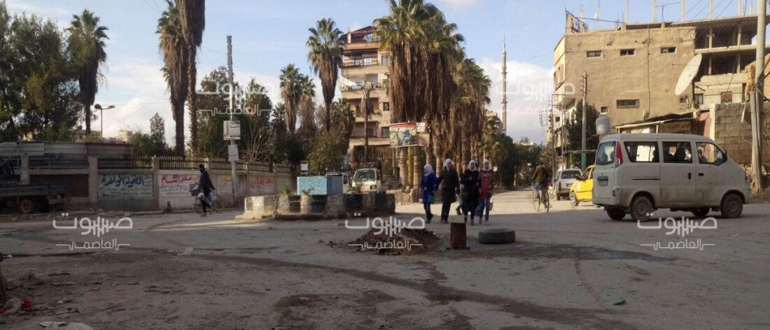 ألقى بهم على أرصفة الطرق.. النظام يطرد مهجري مخيم اليرموك من مراكز إيواء جنوب دمشق