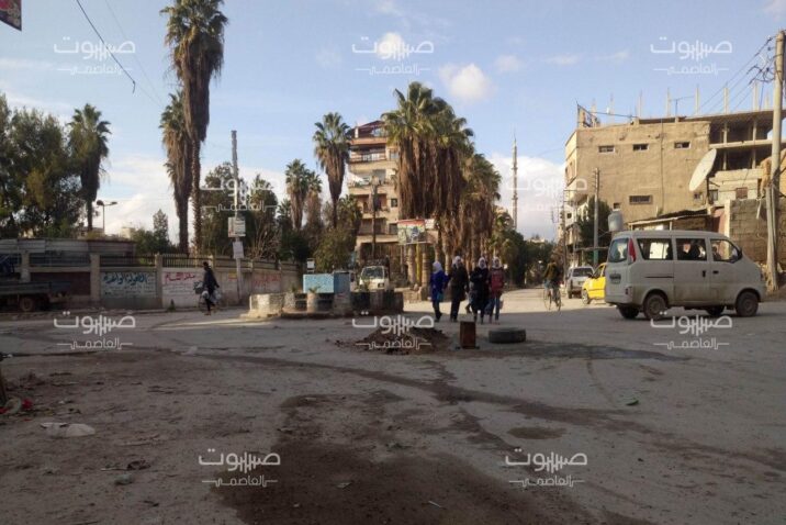 ألقى بهم على أرصفة الطرق.. النظام يطرد مهجري مخيم اليرموك من مراكز إيواء جنوب دمشق