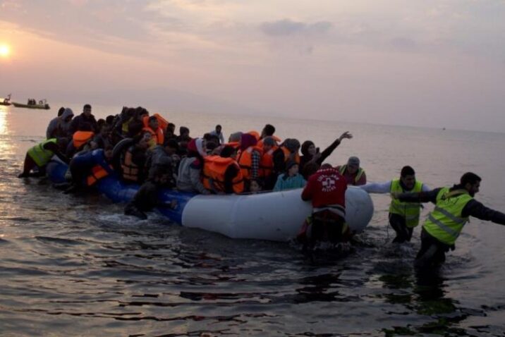 بينهم سوريون.. وصول قارب يضم 416 مهاجراً إلى بريطانيا عبر القناة الانكليزية