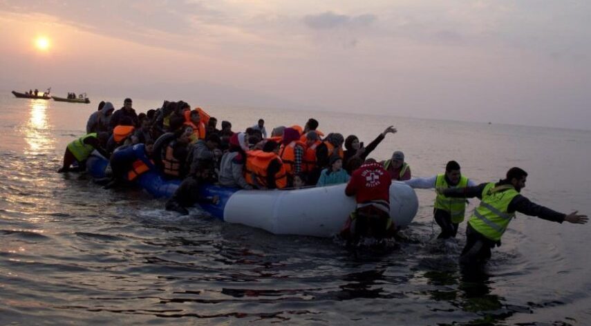 بينهم سوريون.. وصول قارب يضم 416 مهاجراً إلى بريطانيا عبر القناة الانكليزية