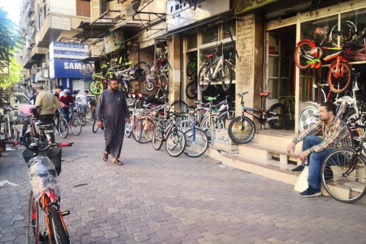 "ركنت سيارتي حتى إشعار آخر".. أزمة البنزين تنشّط سوق الدراجات الهوائية بدمشق