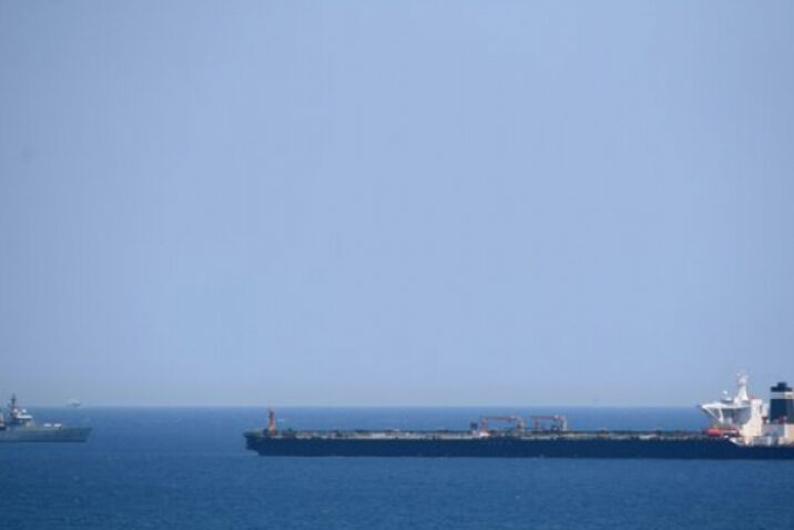 تقرير: البحرية الروسية رافقت ناقلة النفط الإيرانية إلى سواحل سوريا