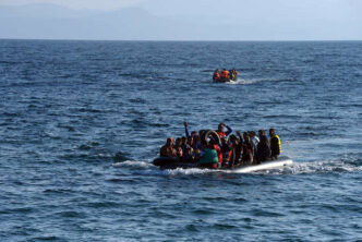 جميعهم سوريون.. خفر السواحل اليوناني يعثر على 13 مهاجراً وينتشل جثة