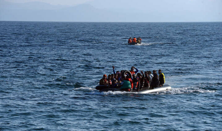 جميعهم سوريون.. خفر السواحل اليوناني يعثر على 13 مهاجراً وينتشل جثة