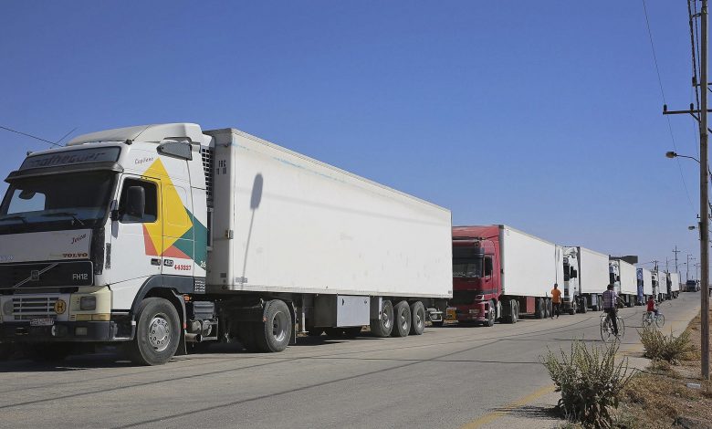 بعد قرار منح "الفيزا".. شاحنات البضائع السورية تدخل حدود السعودية